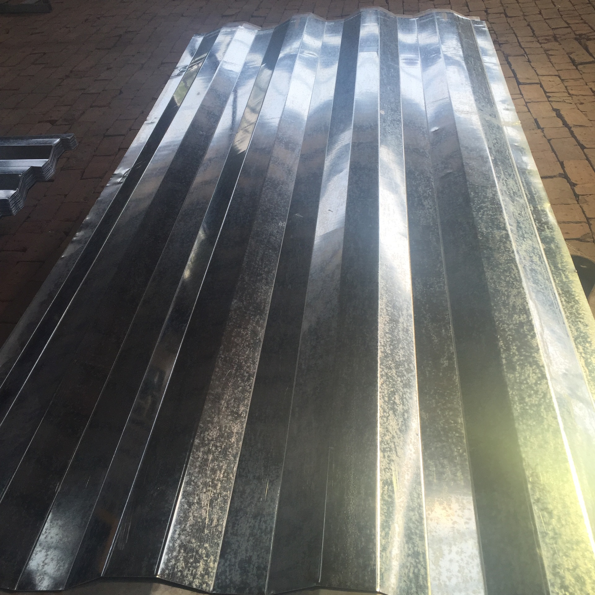 【供應(yīng)集裝箱波紋板集裝箱用頂板鍍鋅板集裝箱瓦楞板直銷_集裝箱瓦楞板價(jià)格|圖片】-